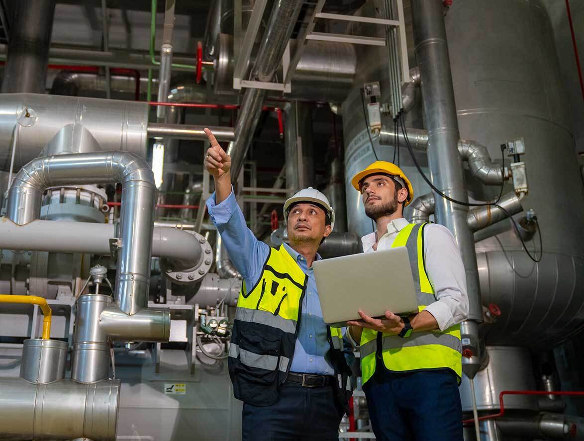 Ingenieros de Hidracad realizando diagnóstico de lubricación en planta industrial
