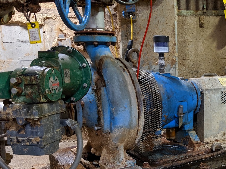 Bomba centrífuga protegida con tecnología Des-Case en planta industrial